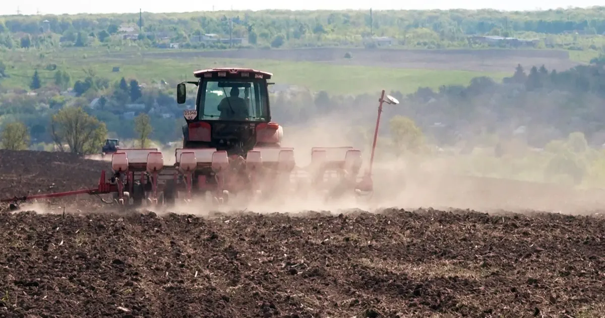 Фото з відкритих джерел Міжнародна організація Corus International, в рамках проєкту LDS FARMHELP, надає благодійну фінансову підтримку на конкурсній основі фізичним особам, які задіяні у виробництві сільськогосподарської продукції/сервісів та/або постраждали від бойових дій на території Солоницівської громади Харківської області.