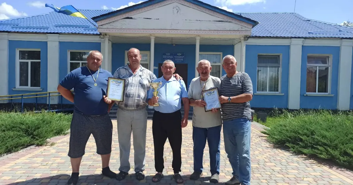Фото фахівців Протопопівського сільського клубу Учасники спортивного клубу "Спритні та кмітливі" отримали чергову перемогу – вибороли І місце серед матчевих зустрічей серед команд першості Солоницівської територіальної громади з гри в доміно.