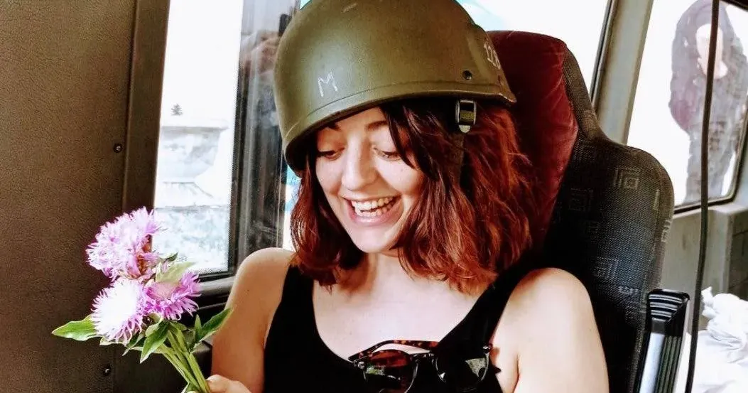 Іспанська волонтерка Емма Ігуаль. Фото з відкритих джерел Через російський обстріл у Донецькій області 9 вересня загинули іноземні волонтери. Вони їхали зі Слов’янська до Бахмута на автомобілі, прагнучи оцінити гуманітарні потреби цивільних, але поблизу Часового Яру автівка потрапила під обстріл окупантів. Внаслідок атаки транспортний засіб перекинувся і загорівся.