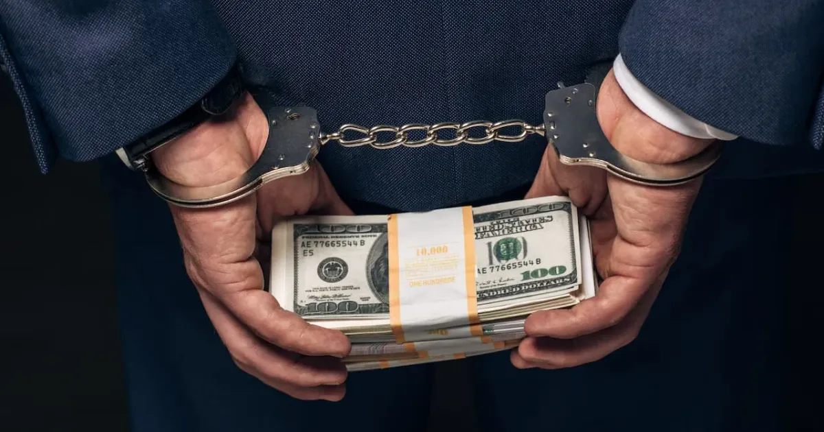 Інфографіка Опендатабот 2,4 тис. осіб потрапили до Реєстру корупціонерів у 2023 році. Це майже утричі менше порівняно з 2021 роком. Найбагатшим на корупцію регіоном виявилися Львівщина та Київщина. А найпопулярніша причина потрапляння до реєстру – пропозиція вигоди за дії або бездіяльність у владі.