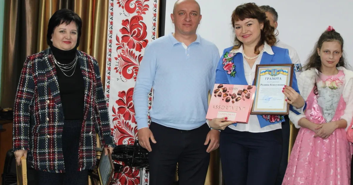 Фото Солоницівської селищної ради У Солоницівському дитячому клубі «Орлятко» разом з музичною школою провели захід до Міжнародного дня сім’ї творчих родин: Іванових, Приходько, Ковтунових. Про цей захід розповіла в соціальних мережах Любов Пластунова.