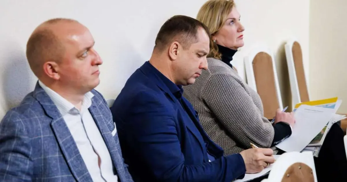 Фото пресцентру ХОВА Під час виїзного засідання Комітету Верховної Ради України з питань енергетики та житлово-комунальних послуг заслухали доповіді профільних служб, а також звернення від очільників громад в області.