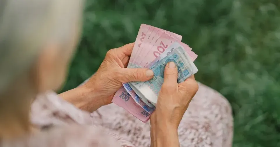 За 2023 рік середня пенсія зросла на 16,5% – Пенсійний фонд За даними Пенсійного фонду, на початок 2024 року в Україні налічувалось 10, 517 млн пенсіонерів. За минулий рік кількість пенсіонерів на обліку у ПФУ зменшилась на 1,6% (171 384 особу).