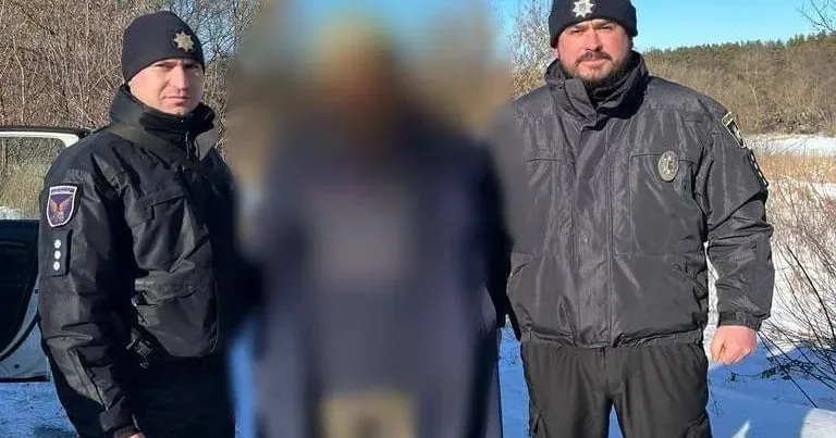 У мешканця громади виявили холодну зброю Поліцейські офіцери Солоницівської селищної ради затримали озброєного ножем чоловіка.