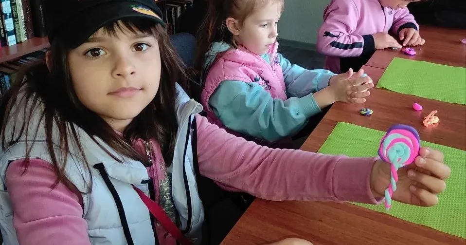 Фото Протопопівського клубу Учасники гуртка "Акварель" сільського клубу у Протопопівці взяли участь у цікавому майстер-класі під назвою «Солодкі смаколики» з повітряного пластиліну, який провела відома місцева майстриня Ірина Омельяненко.