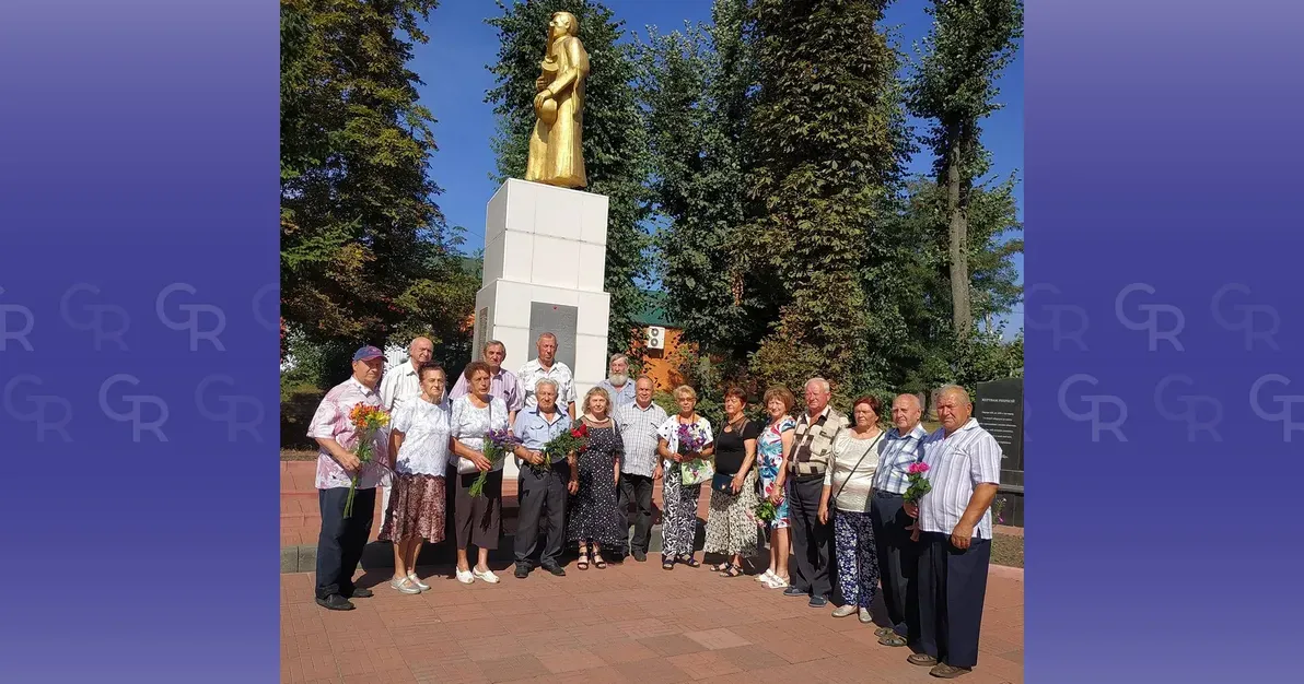 Фото КЗ "Центр культури та дозвілля Солоницівської селищної ради" Напередодні Дня визволення селища Вільшани від нацистських окупантів учасники аматорського об'єднання "Краєзнавець" Солоницівського Центру культури та дозвілля відвідали пам'ятні місця селища.