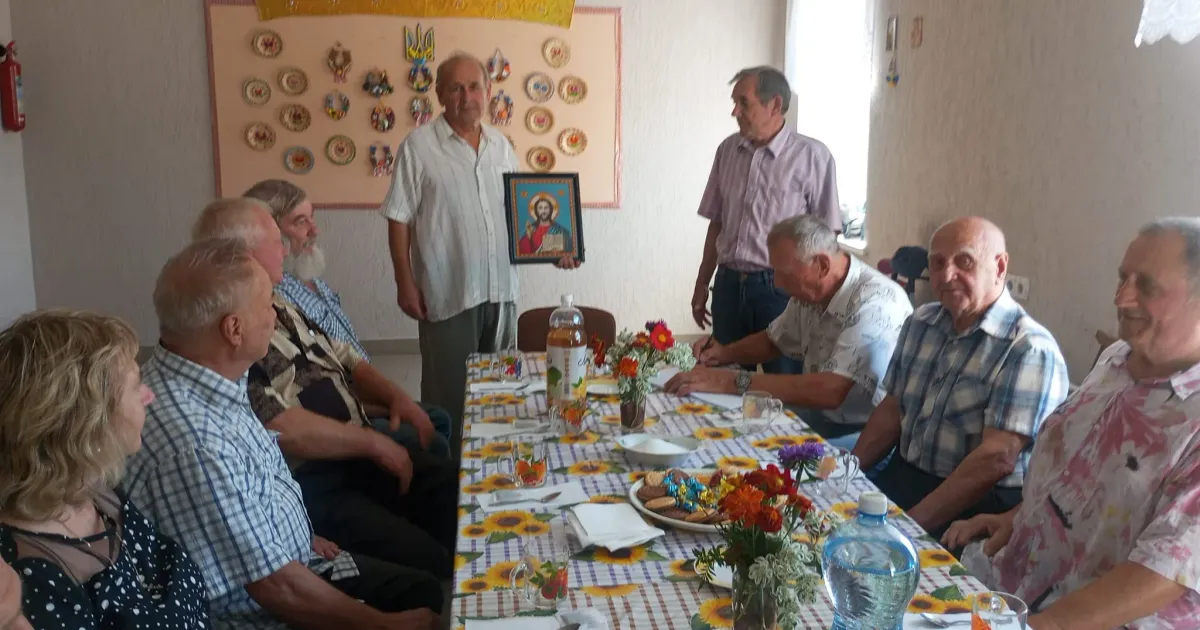 Фото Олени Головко У Солоницівському Центрі культури та дозвілля відбулось засідання любительського об'єднання "Краєзнавець". Керівник клубного формування Олександр ШАРИЙ привітав учасників з прийдешніми святами - Днем Державного Прапора, Днем Незалежності України та Днем селища Вільшани.