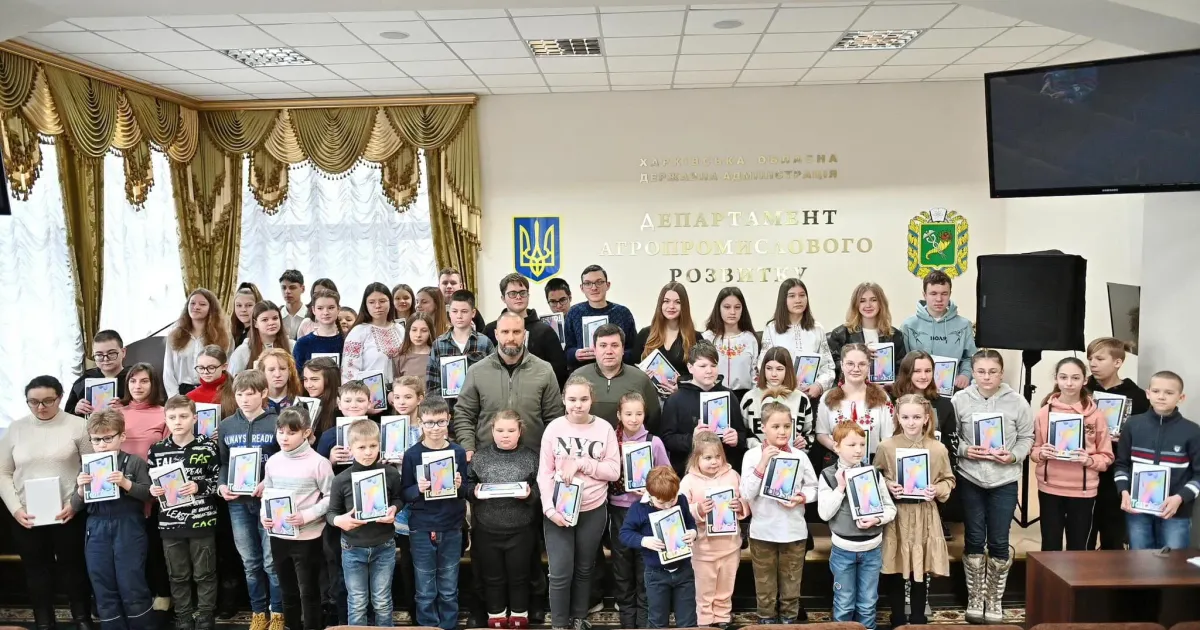 Учнів навчальних закладів звільнених населених пунктів області забезпечили спеціальними девайсами.