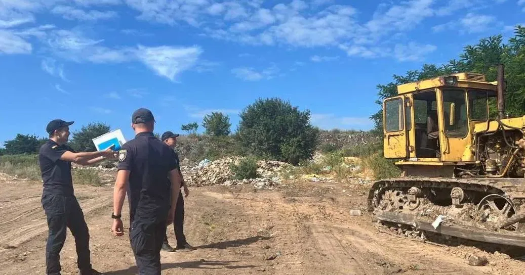 Фото Солоницівської селищної ради До ліквідації звалища задіяли пожежних, комунальників і поліцію.