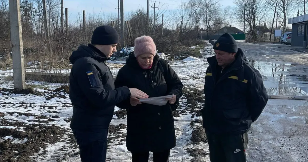 Фото ДСНС На території Харківського району триває інформаційно-роз’яснювальна робота з підвищення рівня знань та зменшення ризиків виникнення нещасних випадків серед населення.