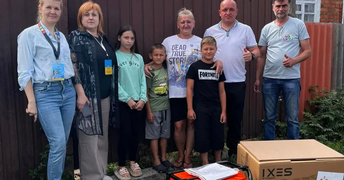 Фото Солоницівської селищної ради Німецькі партнери з БО БФ «Майбутнє будуємо разом» і фонд Blau-Gelbes Kreuz e.V. допомагають багатодітним сім’ям вирішувати актуальні проблеми, що виникають на прифронтових територіях Харківщини.