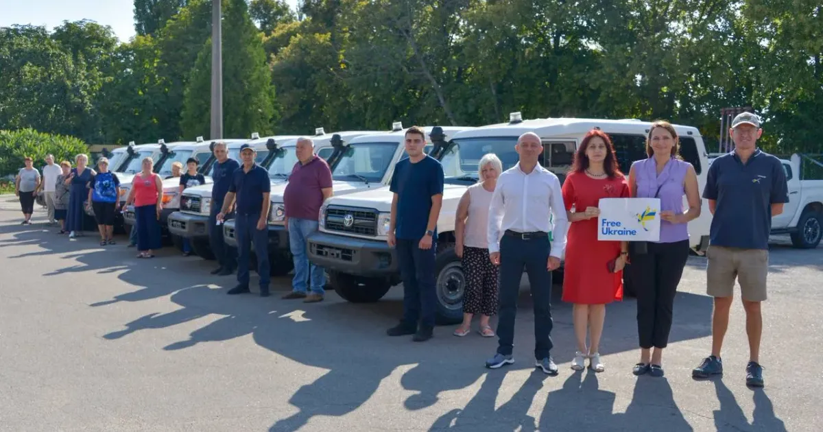 Фото з відкритих джерел Швейцарська благодійна асоціація Free Ukraine разом із МОЗ України передали сім укомплектованих транспортних медичних автомобілів на базі позашляховиків Toyota Land Cruiser J78 медзакладам Харківської, Донецької, Сумської, Полтавської, Тернопільської та Черкаської областей.