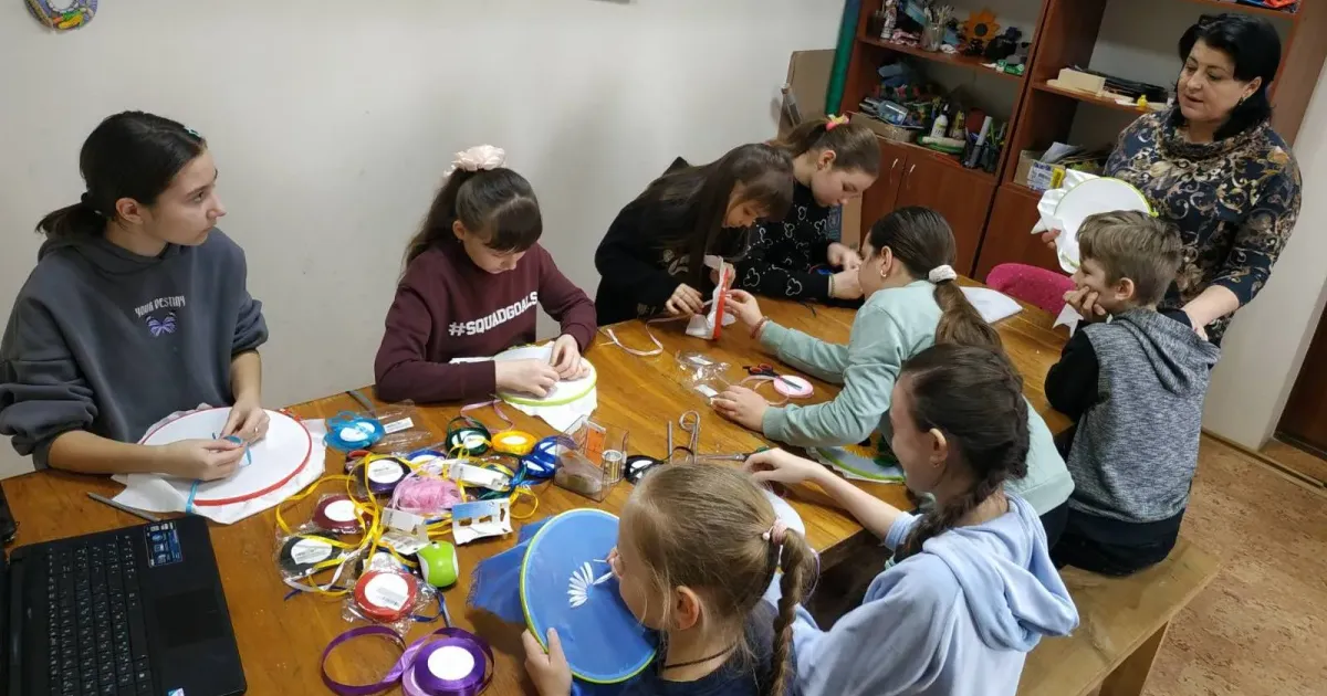Фото з альбому Алли Телешової У Центрі культури та дозвілля Солоницівської селищнї ради, під керівництвом Алли Телешової, пройшов майстер-клас «Стрічкові фантазії».