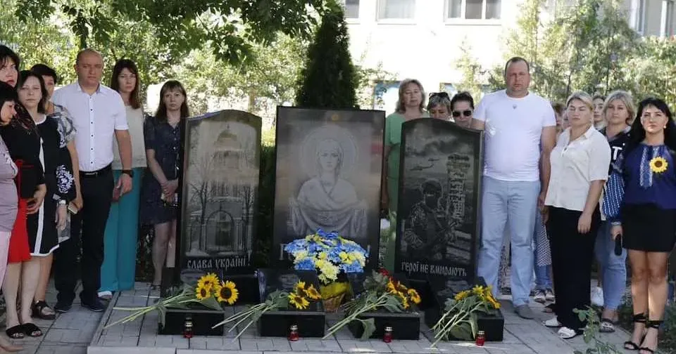 Фото Солоницівської селищної ради У Солоницівській громаді відбулося покладання квітів з нагоди Дня пам’яті захисників України.